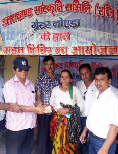 आपदा पीड़ितों को आर्थिक सहायता प्रदान करते समिति के सदस्य 