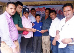 आपदा पीड़ितों को आर्थिक सहायता प्रदान करते समिति के सदस्य 